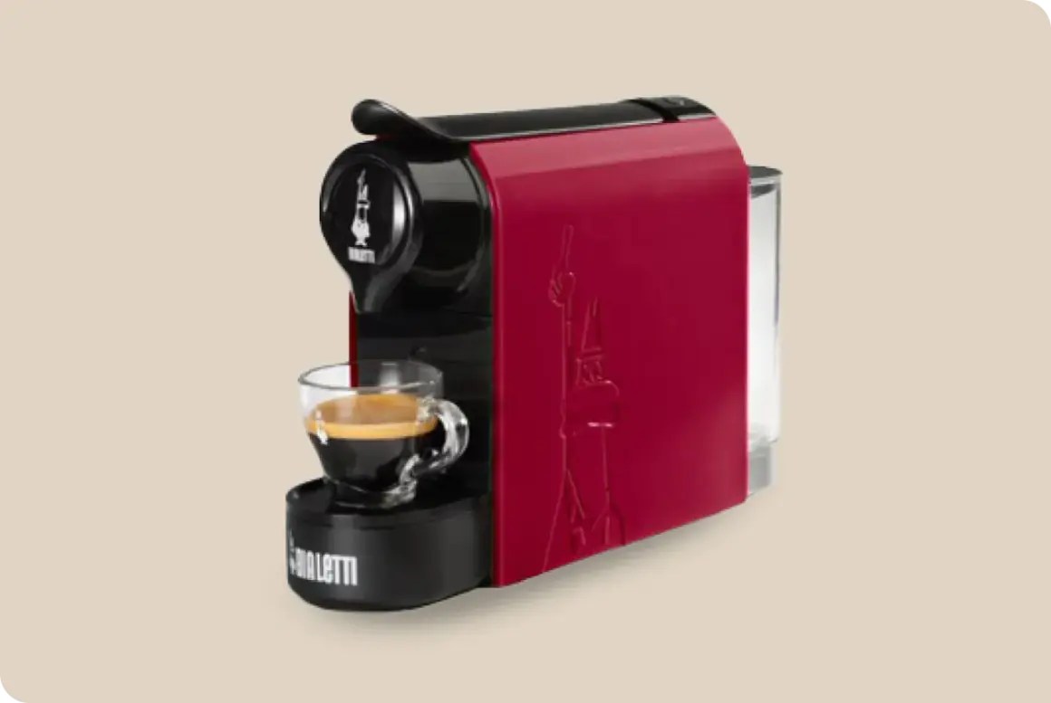 Macchina caffè Bialetti rossa, con tazzina di espresso. Speriamo che la macchina caffè Bialetti non funzioni, così possiamo provare a ripararla!