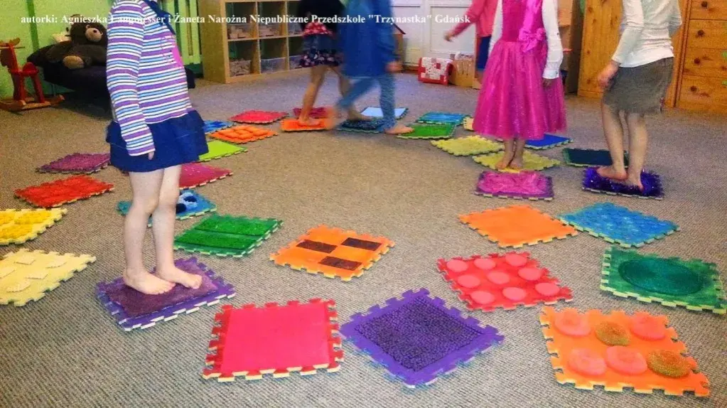 Mata sensoryczna DIY: Rozwiń zmysły dziecka. Poradnik krok po kroku