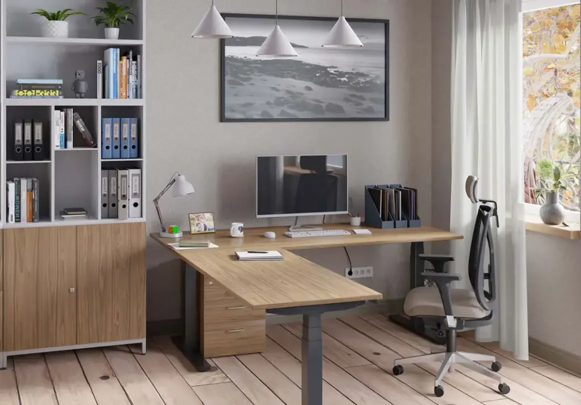 Schreibtisch Ideen wenig Platz: L-förmiger Schreibtisch mit integriertem Aktenschrank und Regal, ideal für kleine Räume.