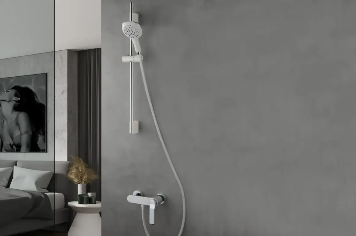 Mitigeur de douche moderne avec douchette réglable en hauteur. Un design épuré pour une salle de bain contemporaine.