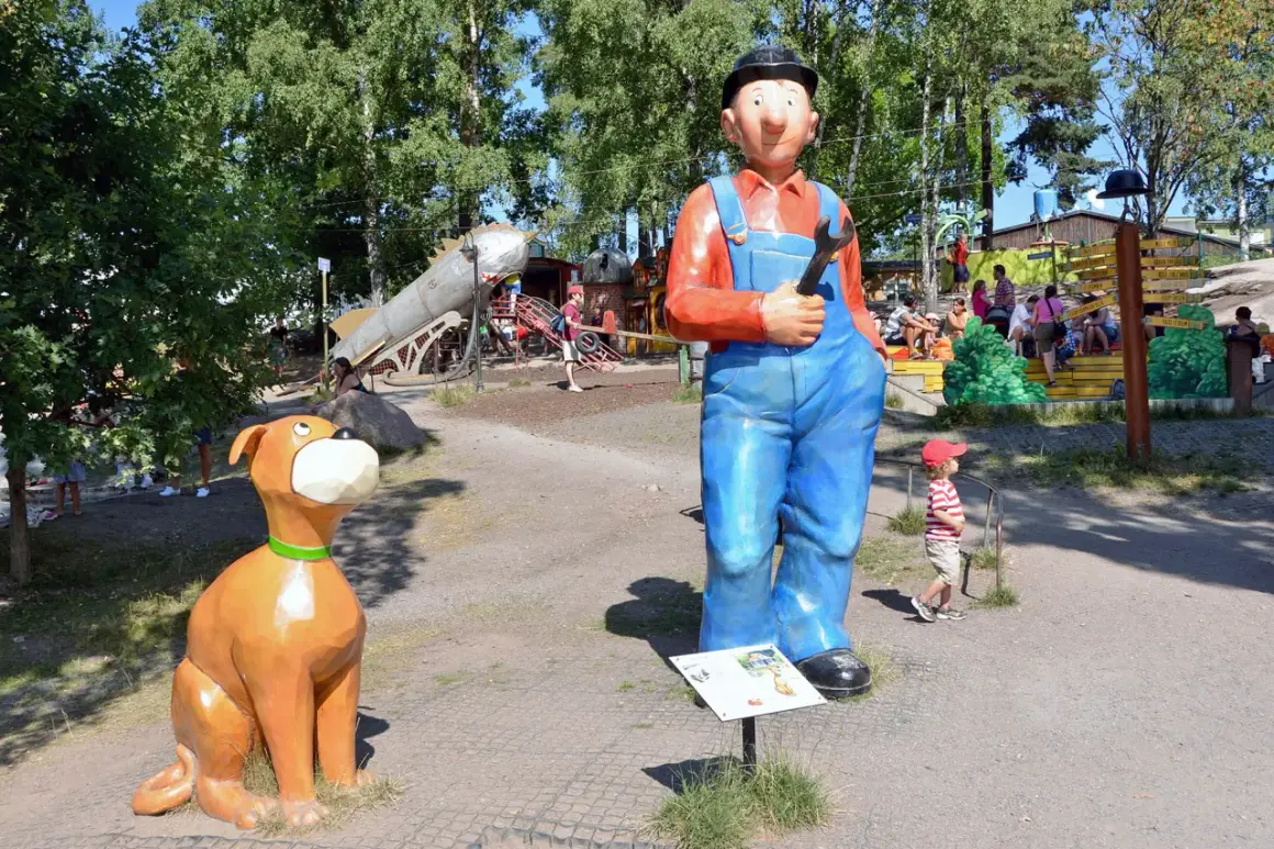En stor staty av en mekaniker och en hund välkomnar besökare till lekparker i Stockholm.