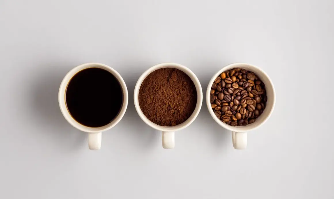 Tre tazze mostrano il viaggio del caffè: chicchi tostati, macinato e bevanda scura. Un'idea di da dove proviene il caffè.