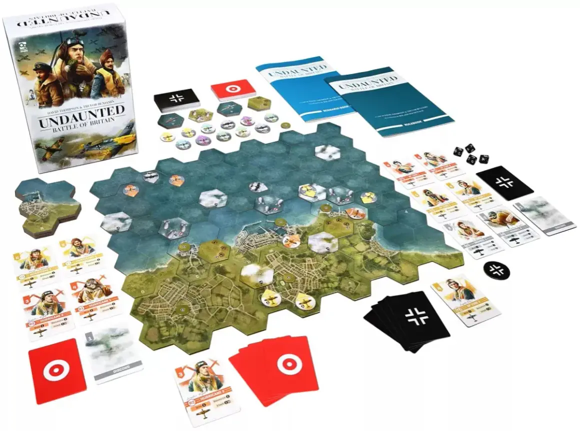 Plansza gry "Undaunted: Battle of Britain" z heksagonalnymi polami, kartami pilotów i samolotów, kostkami i żetonami.