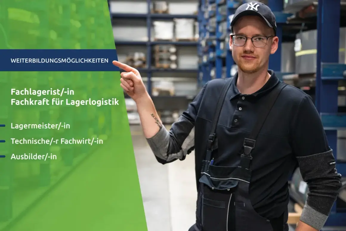 Ein Mann in Arbeitskleidung zeigt auf Weiterbildungsmöglichkeiten wie Fachlagerist/-in, Lagermeister/-in und Technische/-r Fachwirt/-in.