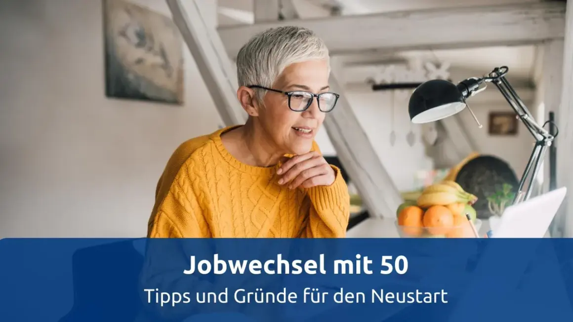 Frau mit Brille und gelbem Pullover am Laptop, bereit für einen beruflichen Neuanfang. Tipps für den Jobwechsel mit 50.