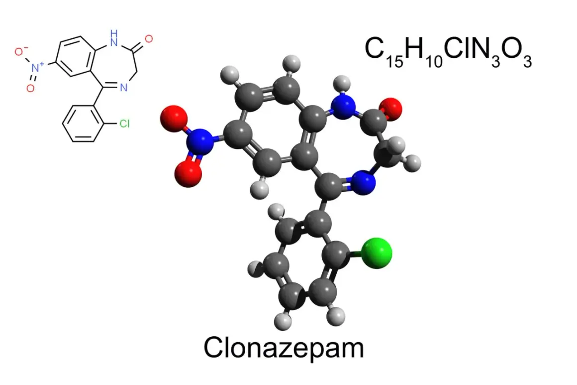 Model cząsteczki klonazepamu z jego wzorem chemicznym.
