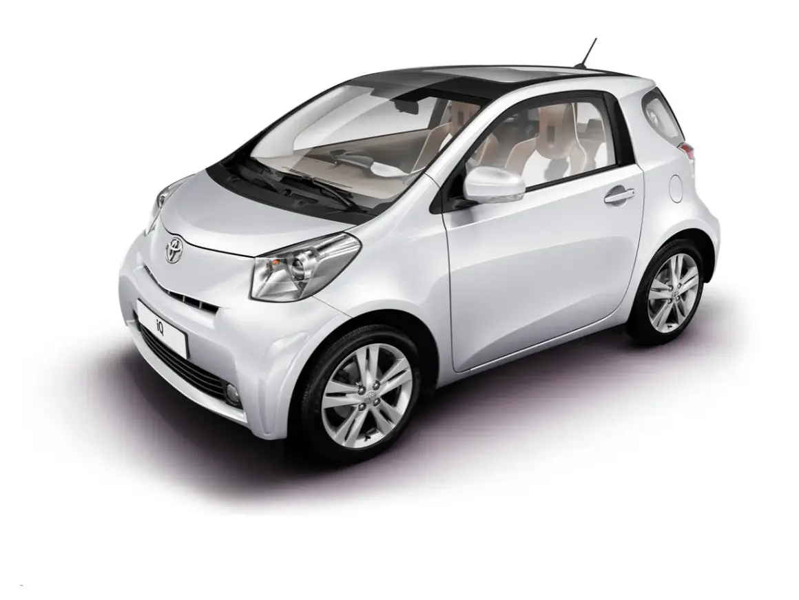 Biały samochód Toyota iQ z czarnym dachem i jasnym wnętrzem, widok z przodu i z boku.