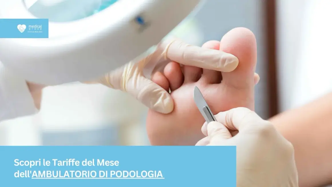 Mani guantate eseguono un trattamento podologico. Scopri il costo della visita podologo per la cura dei tuoi piedi.