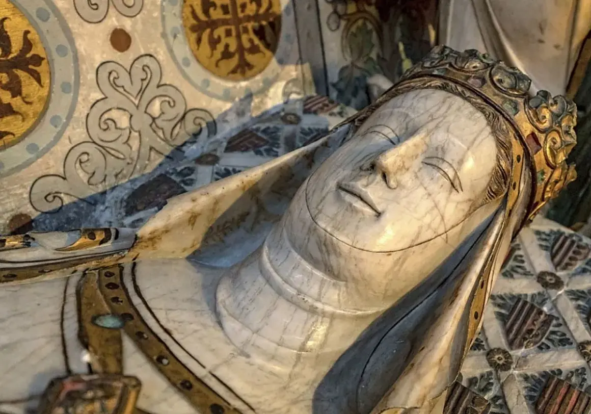 Tumba de mármol de Mariana de Austria, con detalles dorados y ornamentación heráldica.