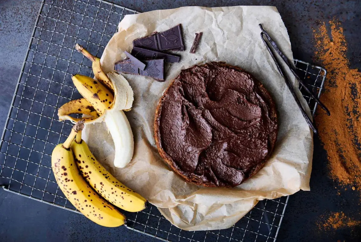 En saftig banankaka med chokladfrosting, bananer, chokladbitar och vaniljstänger.