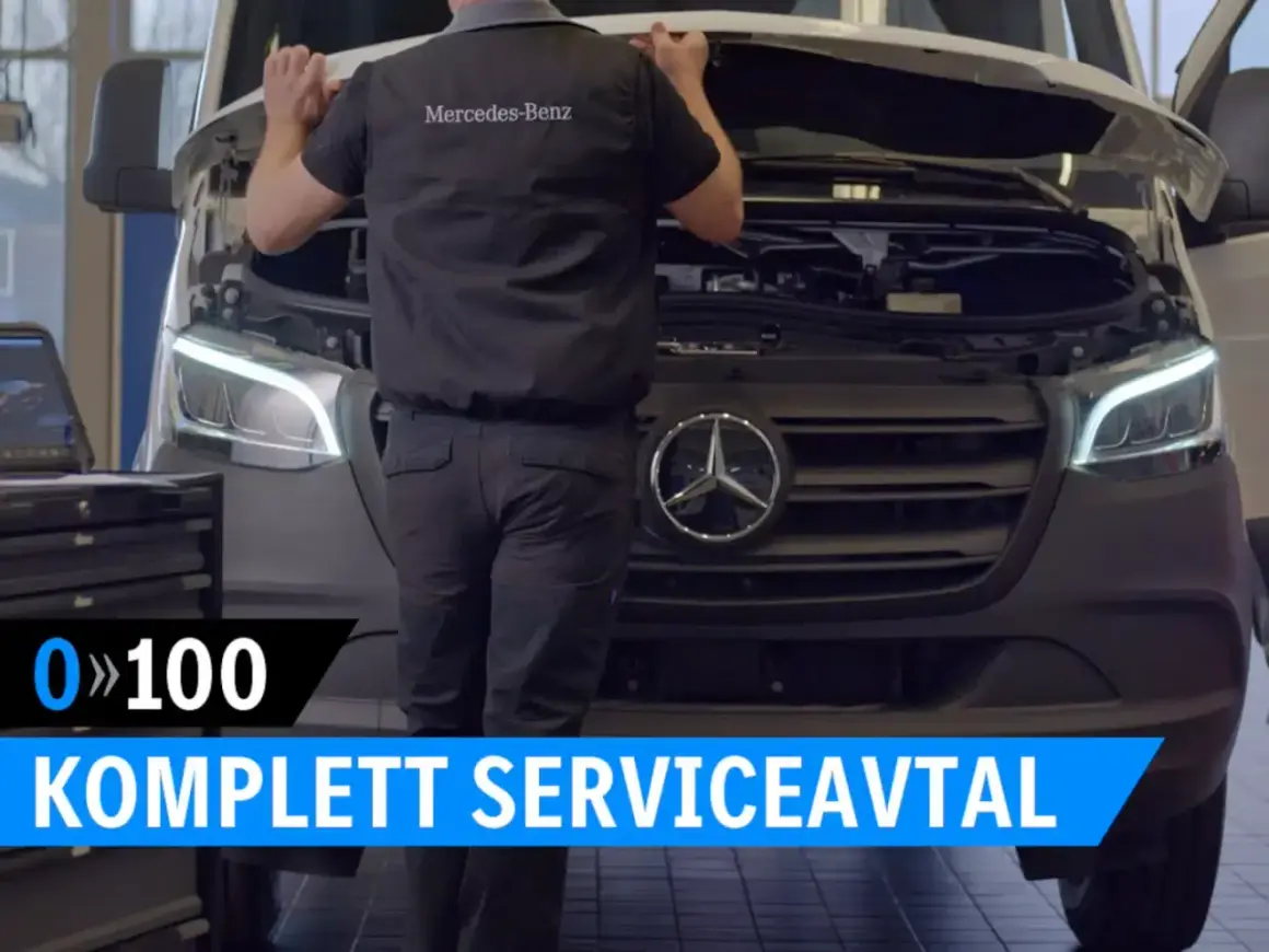 Mekanisker utför service på en Mercedes-Benz skåpbil. Bilden visar en komplett serviceavtal för din Mercedes.