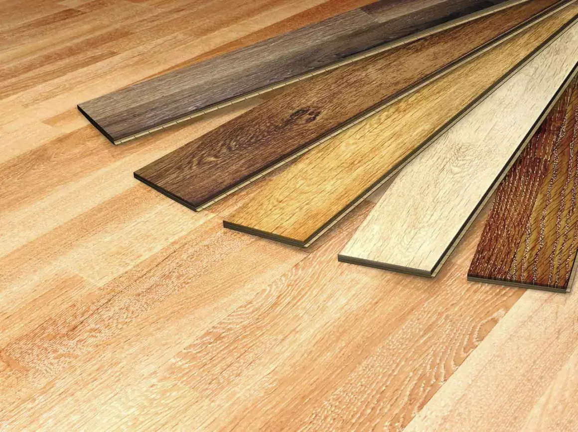 Verschiedene Laminatböden in unterschiedlichen Holzoptiken und Stärken liegen nebeneinander.