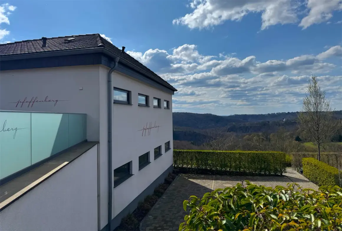 Moderne Architektur am Pfaffenberg Solingen mit Blick ins Grüne.