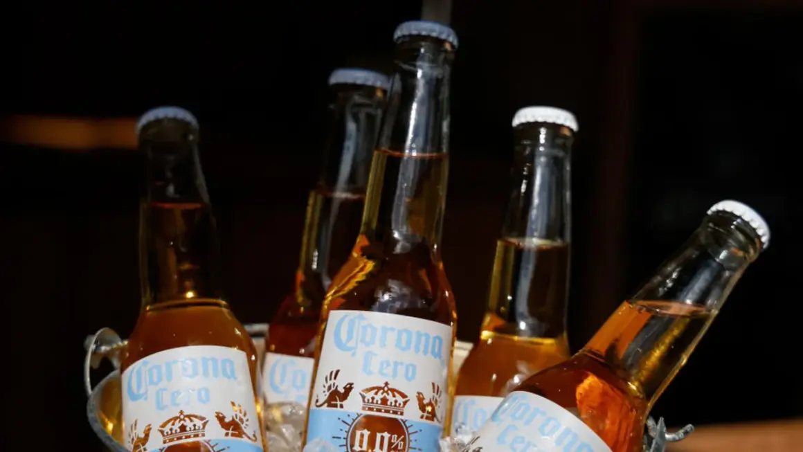 Kilka butelek piwa Corona Cero w wiaderku z lodem. Idealne na upalny dzień, to piwo na c jest orzeźwiające i bezalkoholowe.