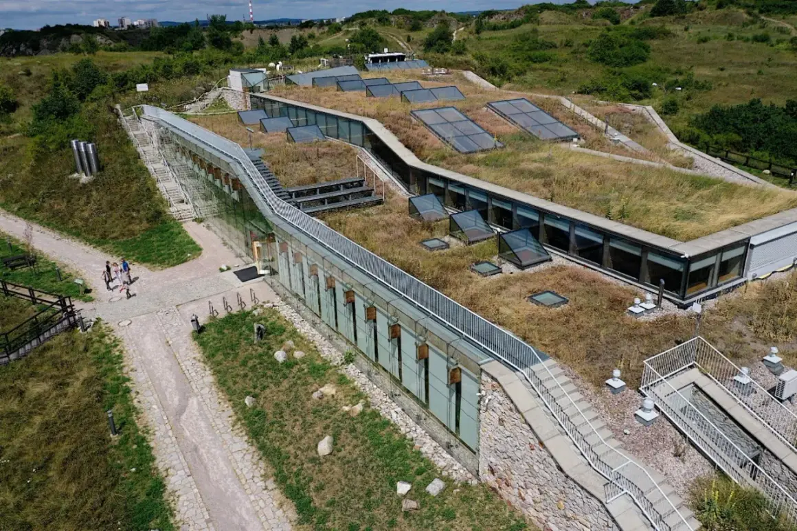 Nowoczesny obiekt z zielonym dachem i przeszklonymi ścianami, idealny na kielce atrakcje dla dorosłych.