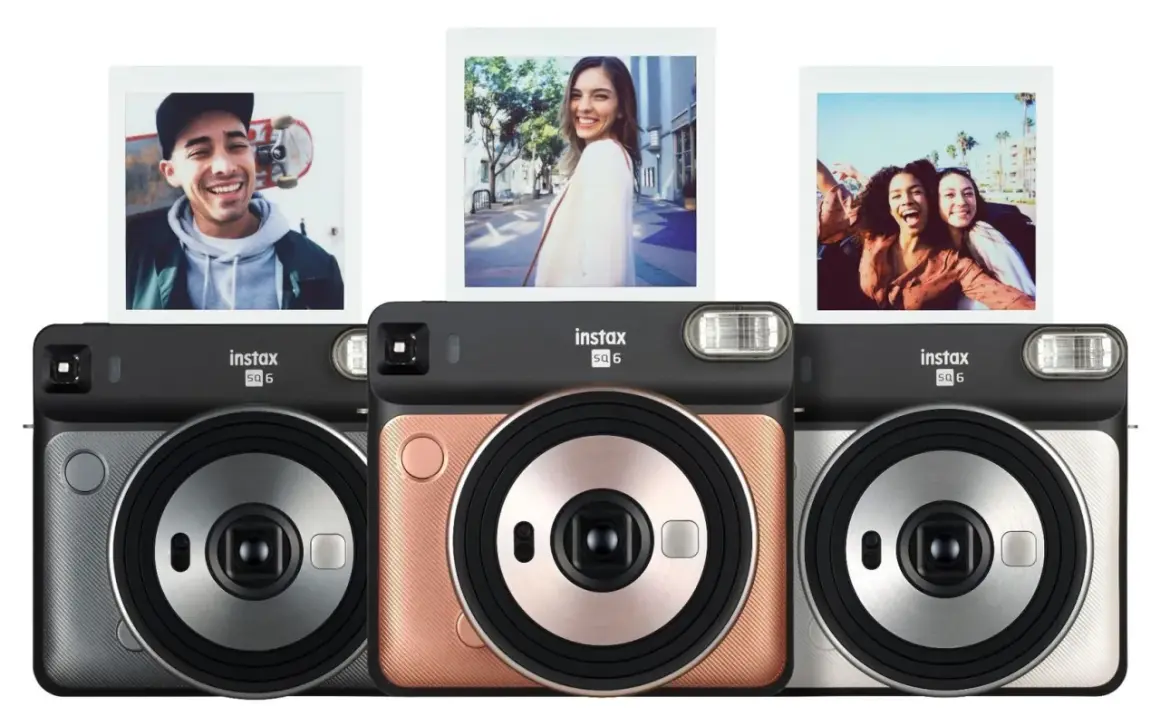 Aparat natychmiastowy Instax SQ6 w trzech kolorach: szarym, różowym i srebrnym. Nad aparatami widoczne są trzy zdjęcia zrobione tym modelem.
