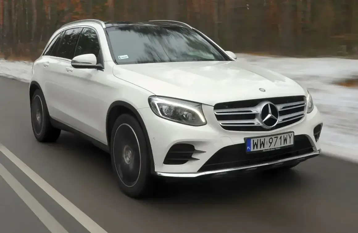 Biały Mercedes-Benz GLC 2025 na drodze, z widocznym logo i tablicą rejestracyjną.