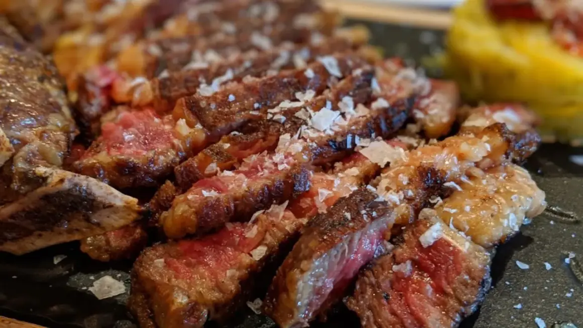 Jugoso chuletón a la brasa, perfecto para comer en la sierra de Madrid. Sal gorda y punto perfecto.