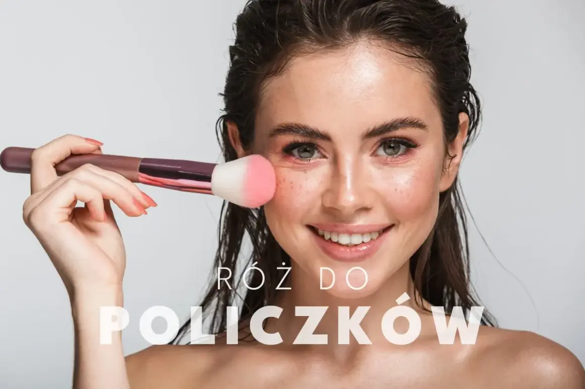 Uśmiechnięta kobieta z pędzlem do różu na policzku. Dowiedz się, jak nakładać róż dla naturalnego efektu.