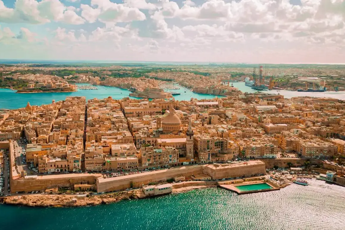 Malta z lotu ptaka. Zastanawiasz się, ile się leci na Maltę? Widok na Vallettę, port i morze.