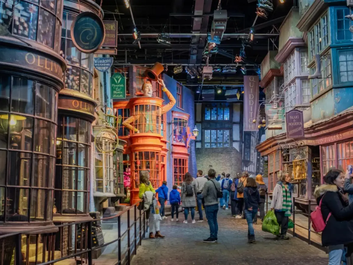 En magisk gata i Harry Potter England. Besökare njuter av Diagongränden med dess unika butiker.