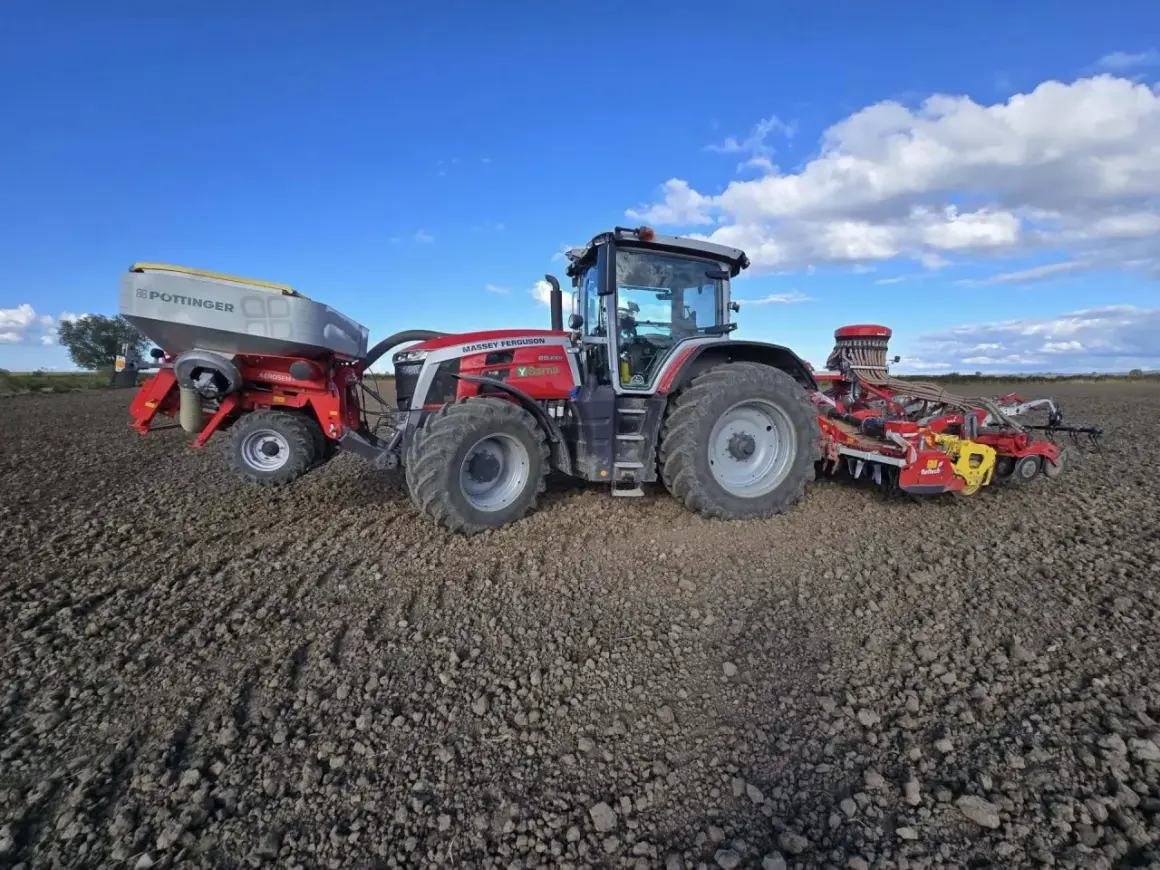 Massey Ferguson z siewnikiem Pöttinger na polu, gotowy do siewu pszenicy. Zastanawiasz się, ile pszenicy z hektara?