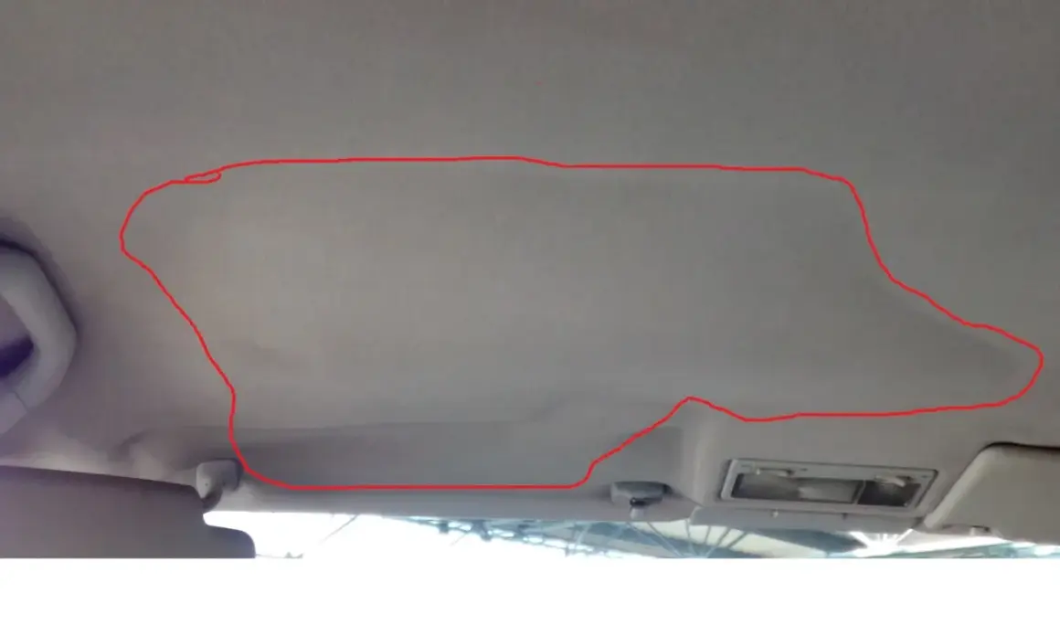 Odklejająca się podsufitka w samochodzie? Zobacz, jak przykleić podsufitkę bez demontażu, zaznaczony obszar pokazuje problem.