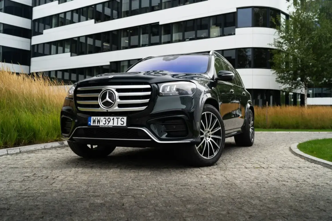 Elegancki, czarny Mercedes GLS na tle nowoczesnego budynku. Sprawdź, jaka jest jego mercedes gls cena.