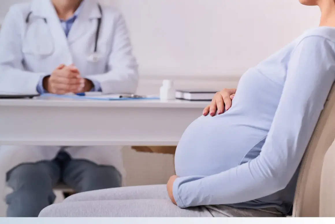 Mujer embarazada consulta a su médico por dolor de ovarios.
