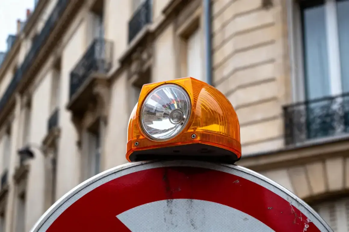 Orange balise lumineuse sur un panneau de signalisation, un des dispositifs réfléchissants pour la sécurité routière des voitures.