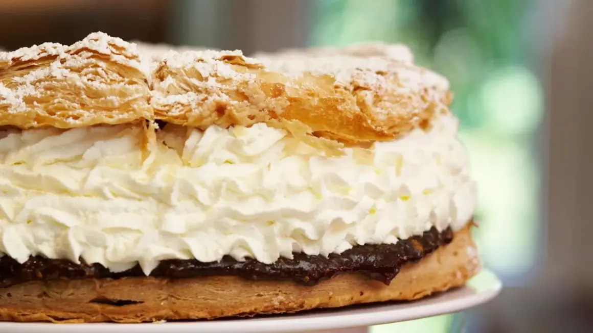 Ein Sylter Friesentorte Rezept für diese köstliche Torte mit Blätterteig, viel Sahne und dunkler Füllung.