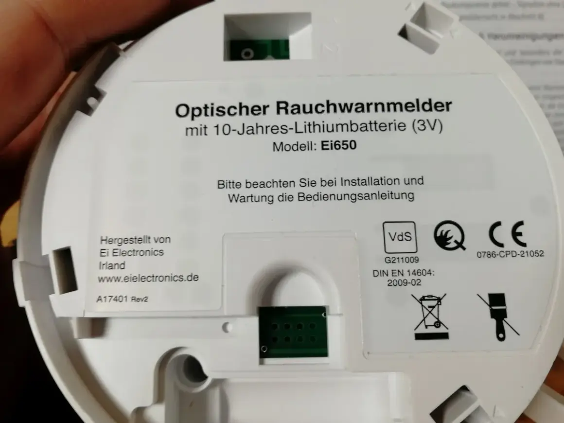 Rauchmelder Ei650 mit 10-Jahres-Batterie. Hier wird gezeigt, wie man die Batterie wechselt.