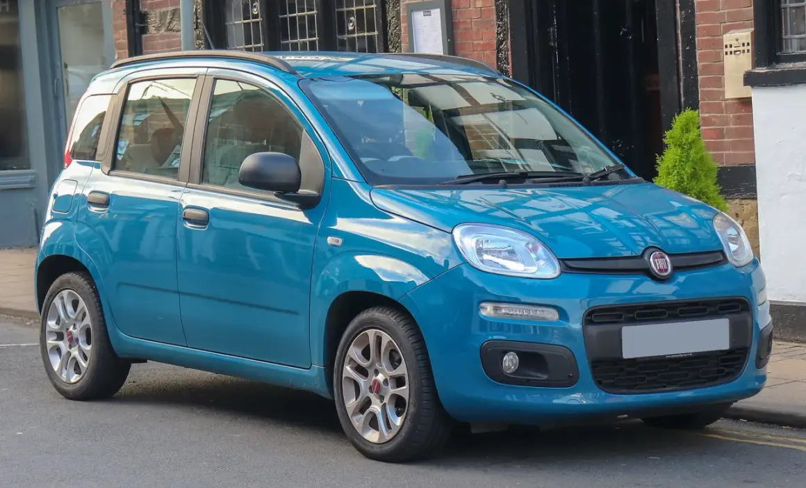 Błękitny Fiat Panda, miejski samochód, który zaskakuje swoją lekkością. Ile waży Fiat Panda? To zależy od wersji, ale zazwyczaj poniżej tony.
