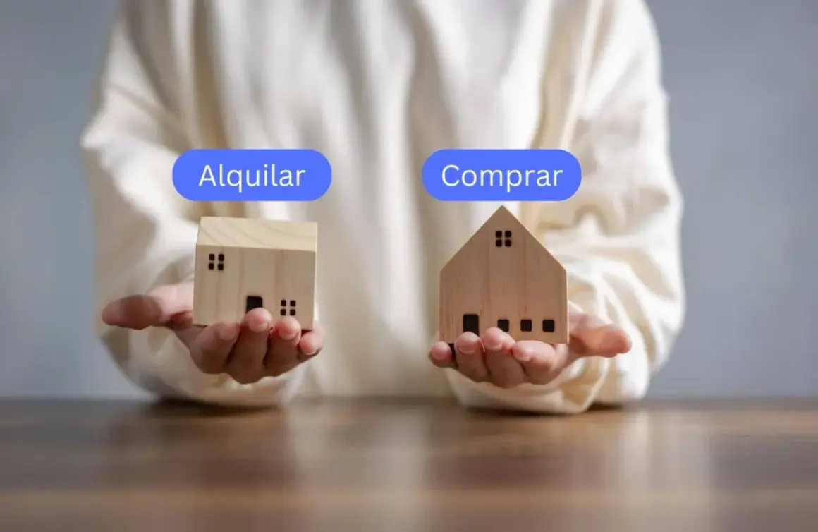 Manos sostienen casas de madera, una con "Alquilar" y otra con "Comprar", para decidir qué es mejor comprar o alquilar.