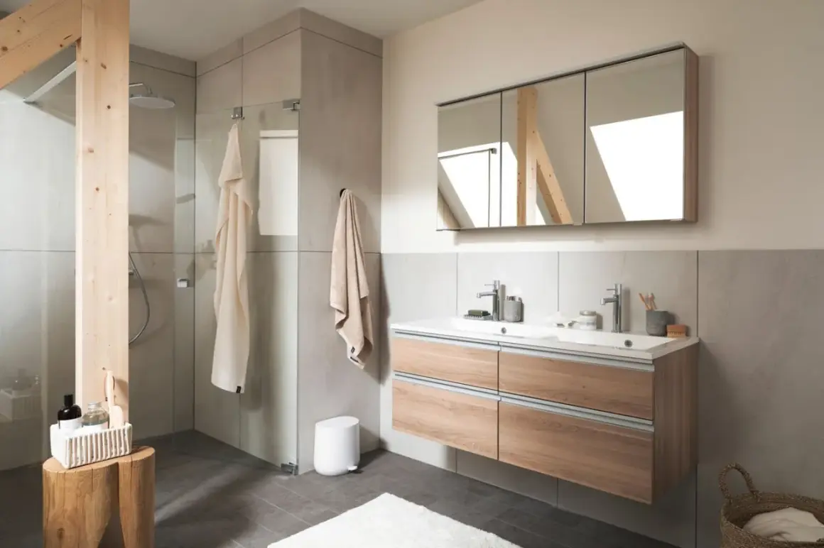 Modernes Bad mit Glasdusche, Doppelwaschbecken und Holzelementen. Eine elegante duschvorhang alternative.
