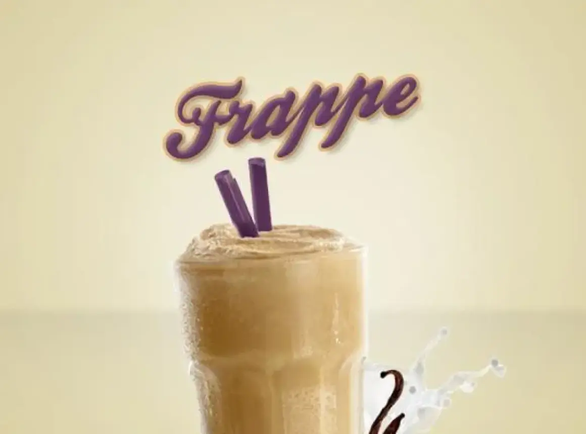 En härlig hemmagjord frappe med lila sugrör och en stänkande vaniljsås.