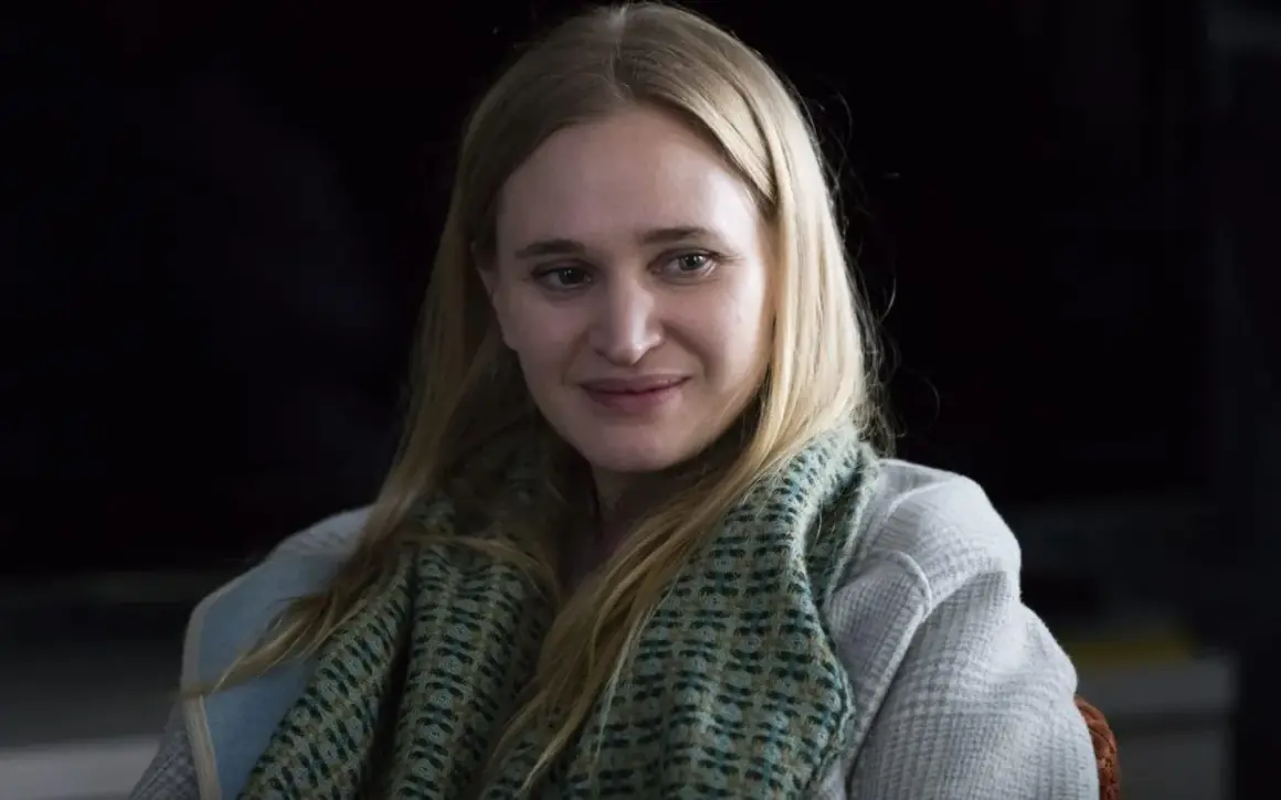 Lisa från Bonusfamiljen med sitt blonda hår och en mönstrad halsduk.