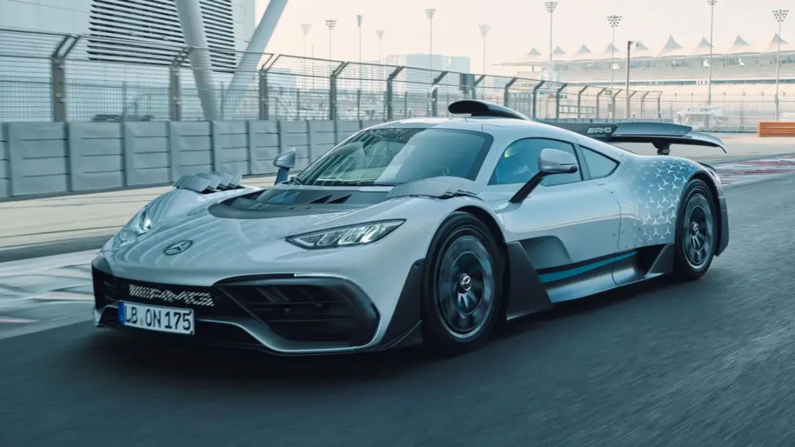 El Mercedes-AMG Project One, con la potencia de mil caballos, acelera en la pista.