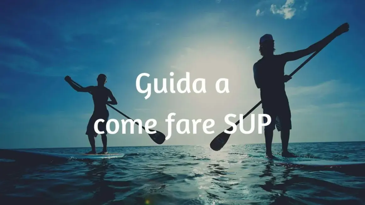 Guida a come fare SUP: due silhouette su tavole da paddleboard al tramonto, con il testo sovrapposto.