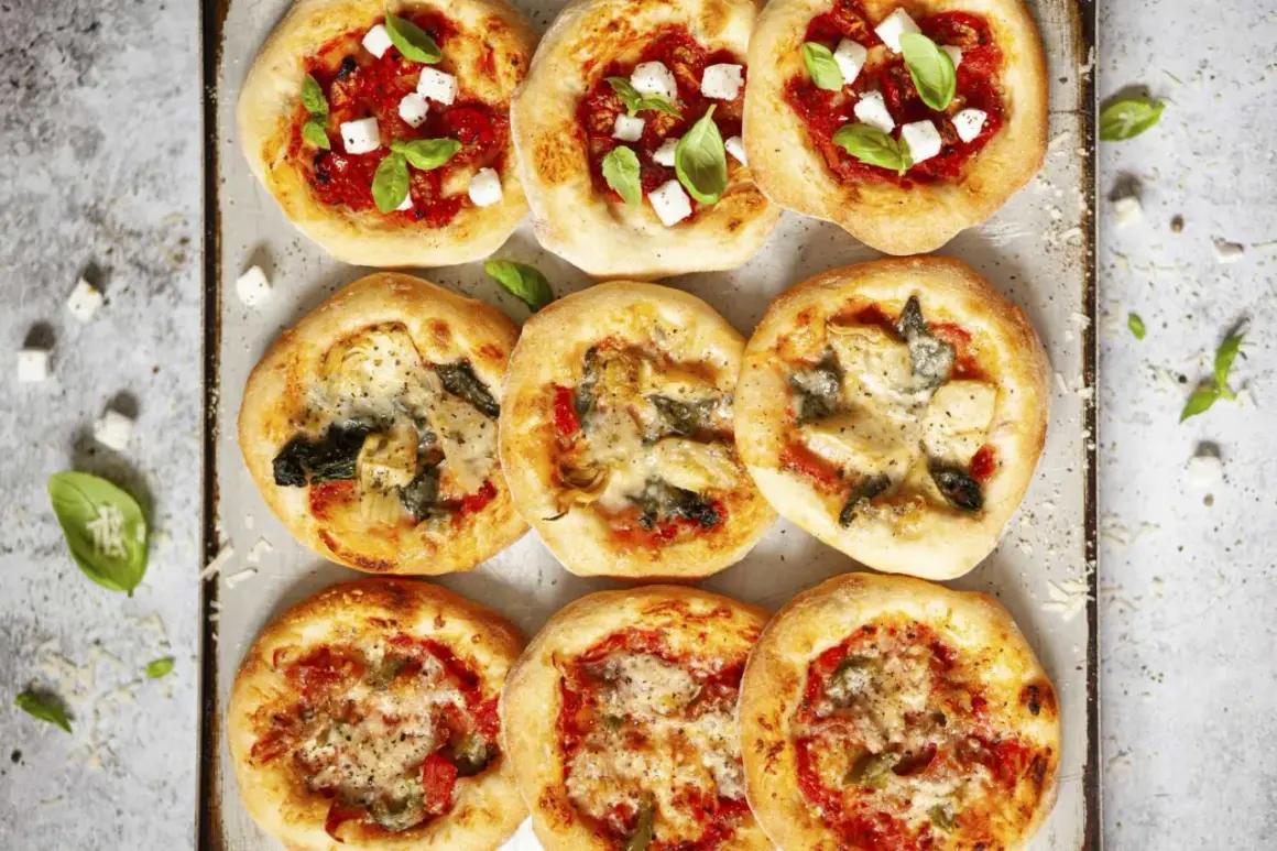 Gotowe ciasto na pizzę w różnych wariantach: z fetą i bazylią, z karczochami i szpinakiem, oraz z warzywami.