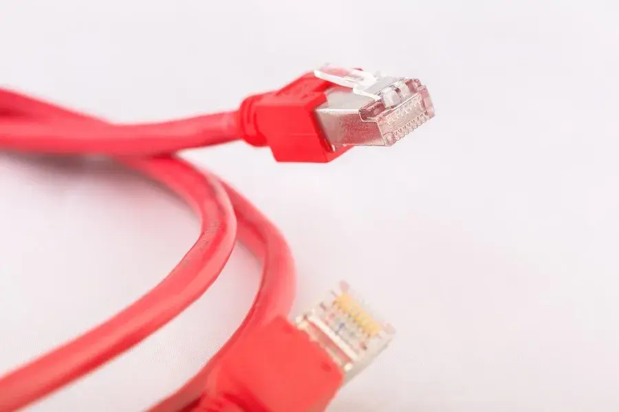 Jaki kabel do routera wybrać, aby uniknąć problemów z internetem?