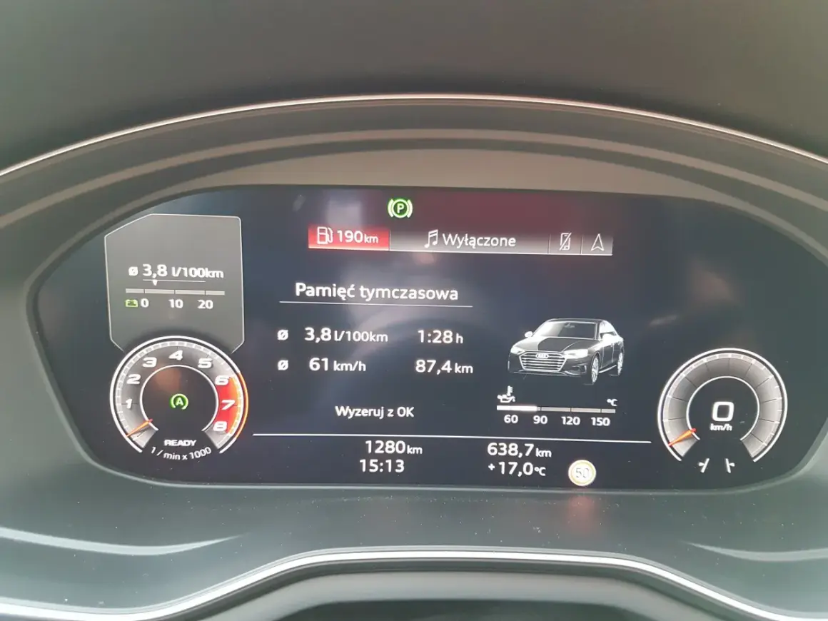 Audi A4: średnie spalanie 3,8 l/100km, zasięg 190km. Pokazuje też prędkość i dystans.