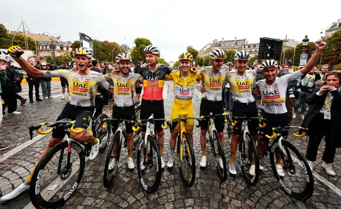 Wielrenners van UAE Team Emirates vieren hun overwinning. De Tour de France duurt ongeveer drie weken, een uitputtingsslag!