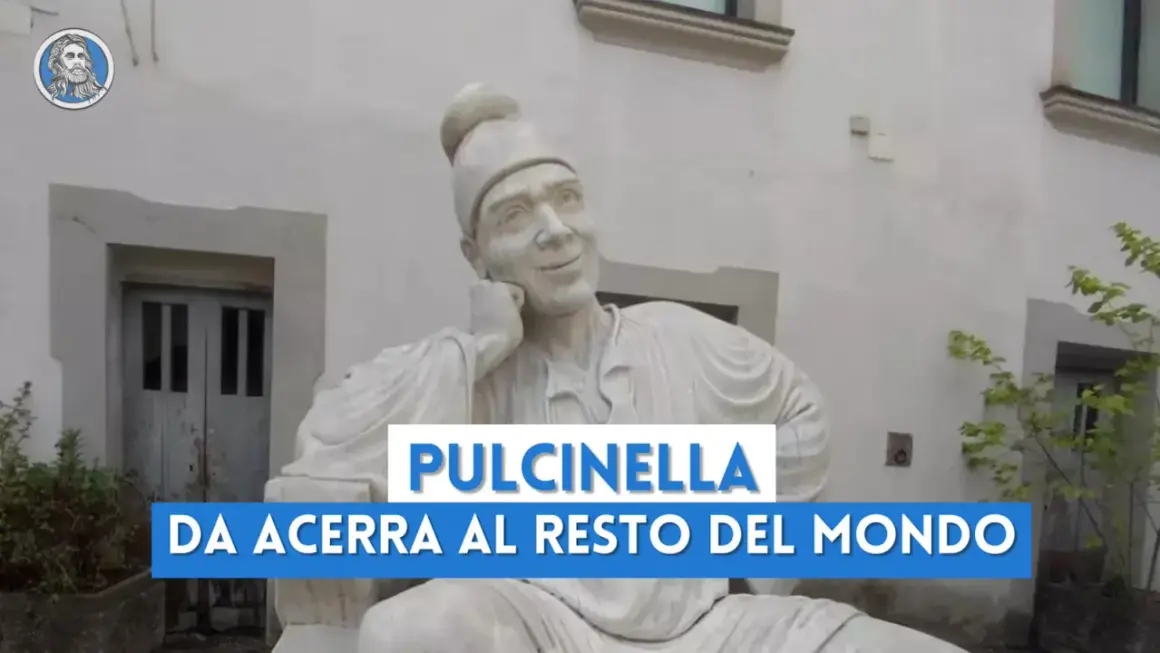 Busto di Pulcinella in marmo, con testo "Pulcinella da Acerra al resto del mondo".