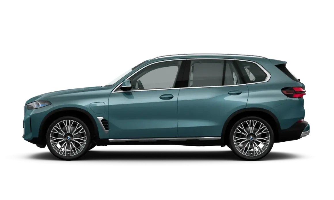 BMW X5 G05 LCI w kolorze zielonym, widok z boku, na czarnym tle.