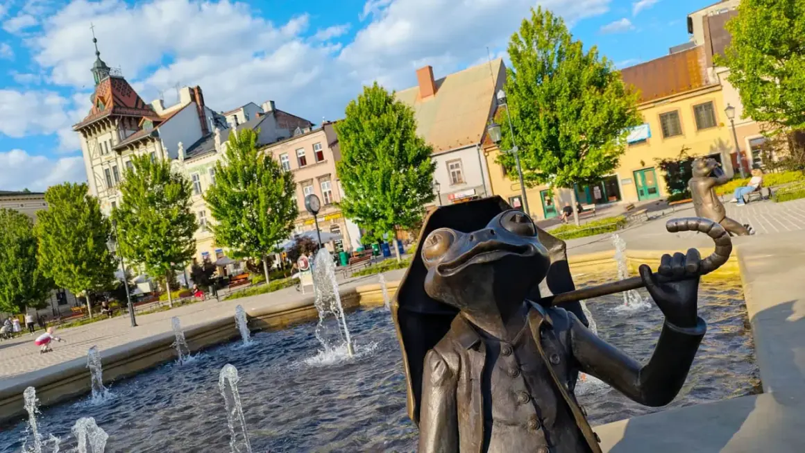 Żaba z parasolką i fontanny na Rynku w Bielsku-Białej. Urokliwe bielsko-biała atrakcje zachęcają do spacerów.