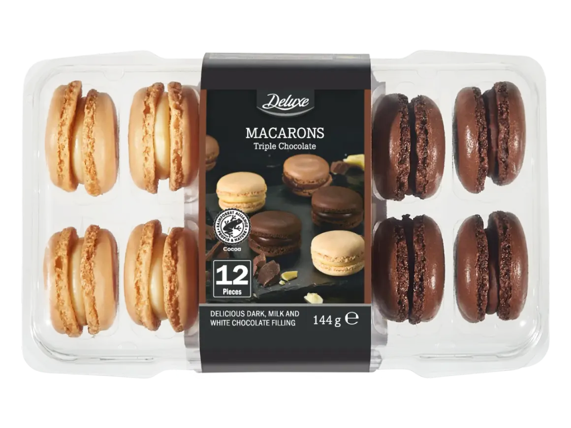 Opakowanie 12 makaroników Deluxe Triple Chocolate, z jasnymi i ciemnymi ciasteczkami.