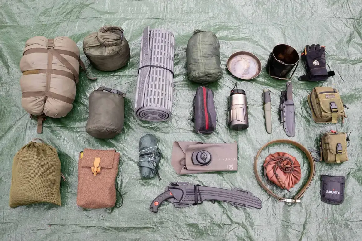 Outdoor-Ausrüstung: Schlafsack, Isomatte, Messer, Kochgeschirr, Handschuhe, Taschen und eine bpa-freie Trinkflasche.