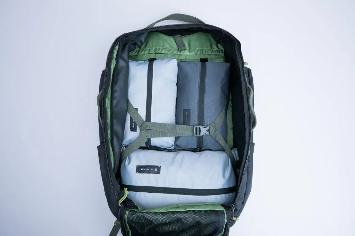 Mochila abierta con organizadores de tela en su interior.