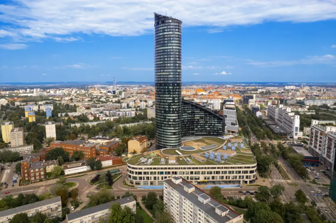 Nowoczesna wieża widokowa we Wrocławiu góruje nad miastem, oferując zapierające dech w piersiach widoki.